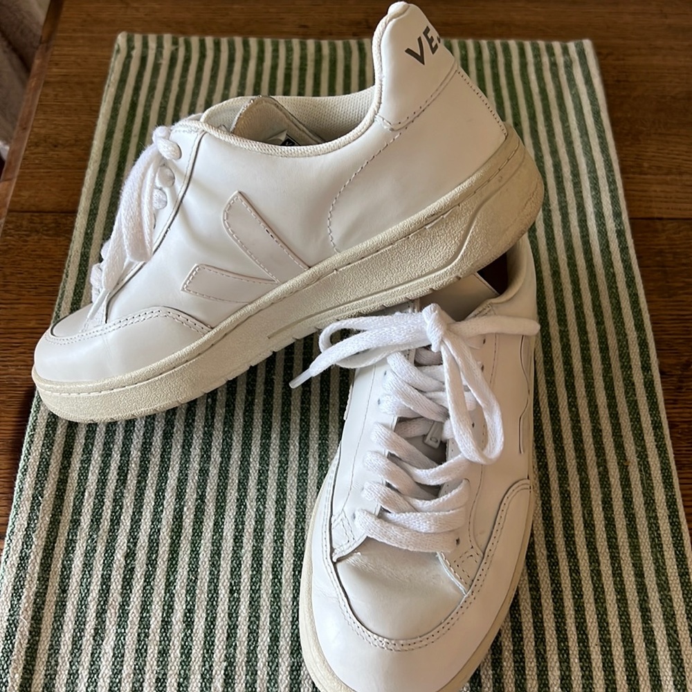 Veja Women's V-12 Sneakers US size 5